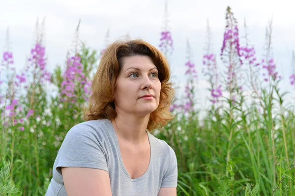 Portretul unei femei lângă o plantă de salcie în câmp — Fotografie, imagine de stoc