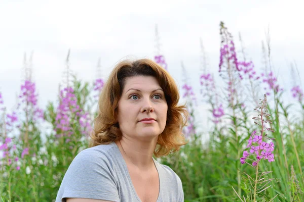 Ritratto di donna vicino all'erba di salice nel campo — Foto Stock
