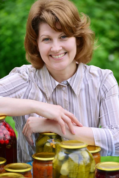 Hemmafru med hemgjord pickles och sylt i trädgården — Stockfoto