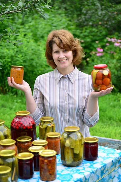 Casalinga con sottaceti e marmellate fatte in casa in giardino — Foto Stock