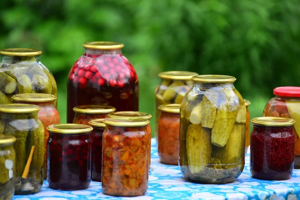 A kertben nyáron otthon konzerv zöldségek — Stock Fotó