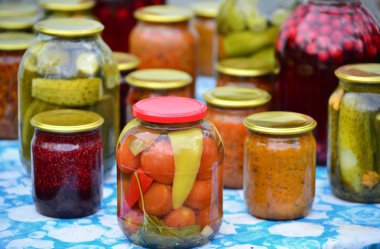  Yaz bahçesinde ev sebze konserveler