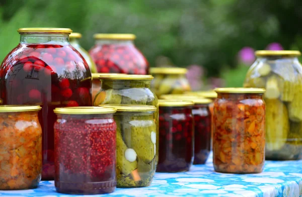 Dosengemüse im Sommer im Garten — Stockfoto