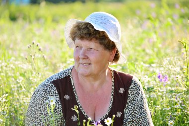  yaz günü çayır üzerinde yaşlı kadın