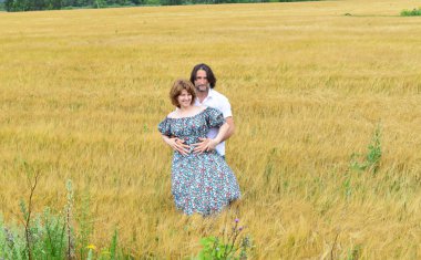 Yaz aylarında alan orta yaşlı çift ayakta sevgi dolu