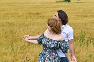 Yaz aylarında alan orta yaşlı çift ayakta sevgi dolu