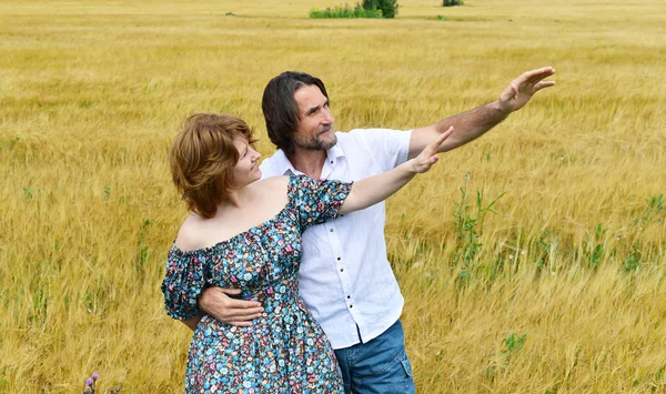 Aimer couple d'âge moyen debout dans le champ en été — Photo