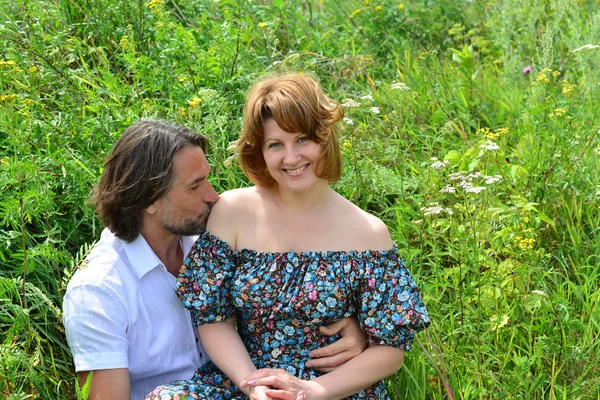 夏には草の上に座って愛するカップル — ストック写真