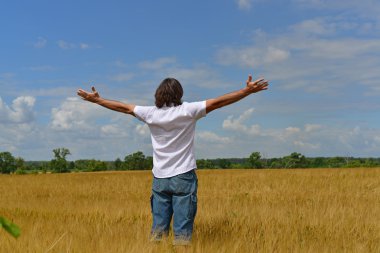 adam çavdar sahada duruyor