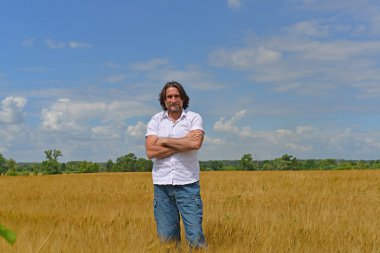 adam çavdar sahada duruyor