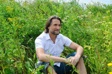  adam uzun otların arasında yaz aylarında oturur.