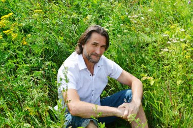  adam uzun otların arasında yaz aylarında oturur.