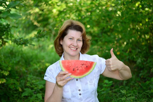 Donna con fetta di anguria in natura — Foto Stock