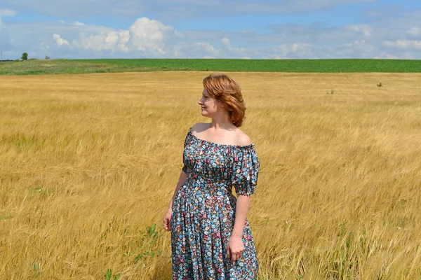 Femme en robe maxi debout sur le champ de seigle — Photo