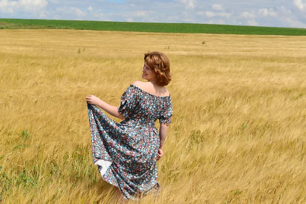 Woman in maxi dress standing on  rye field — Stock Photo, Image