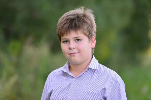 Portret van een tiener in de zomer en de natuur — Stockfoto