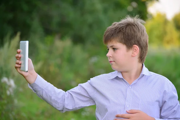 Teen pojke med tablet PC på natur — Stockfoto