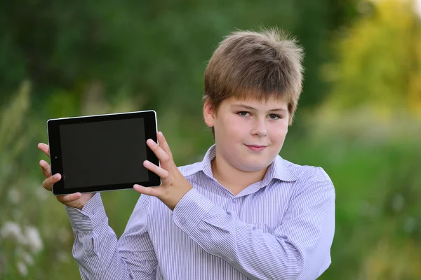 Adolescente chico con tableta ordenador en la naturaleza — Foto de Stock