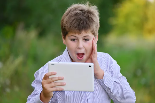 Tablet bilgisayarda doğa genç çocukla — Stok fotoğraf