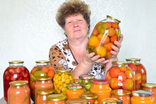 Casalinga matura con verdure in scatola a casa — Foto Stock