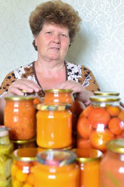 Evde konserve sebze ile olgun ev hanımı 