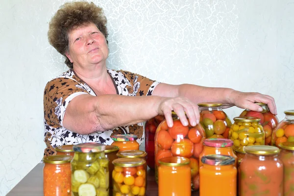 Reife Hausfrau mit selbst gemachtem Dosengemüse — Stockfoto