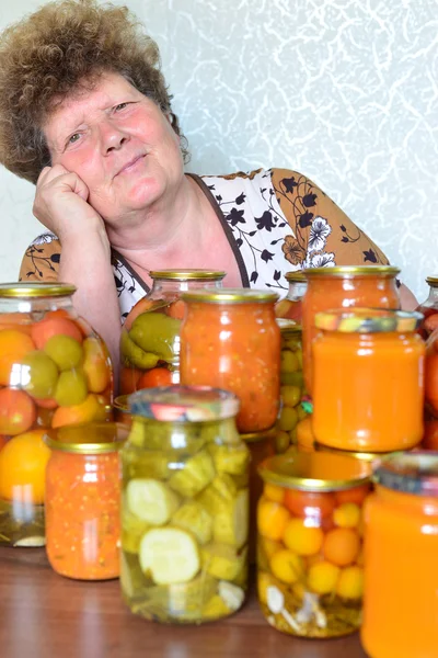 Femme au foyer mature avec des légumes en conserve maison — Photo