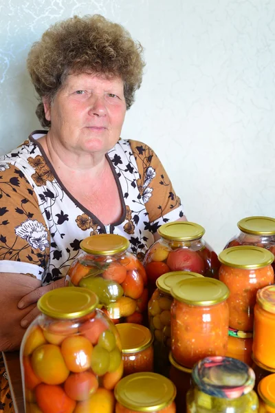 Зріла домогосподарка з домашніми консервованими овочами — стокове фото