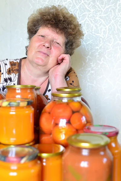 Ibu rumah tangga dengan sayuran kaleng di rumah. — Stok Foto