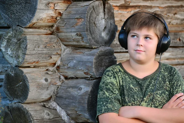 Niño escuchando música en los auriculares — Foto de Stock