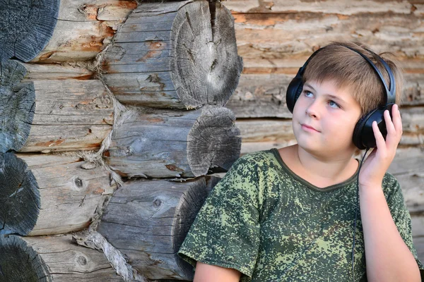 Niño escuchando música en los auriculares — Foto de Stock