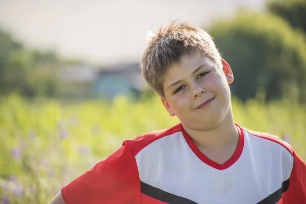 Porträtt av en tonårig pojke i T-shirt utomhus — Stockfoto