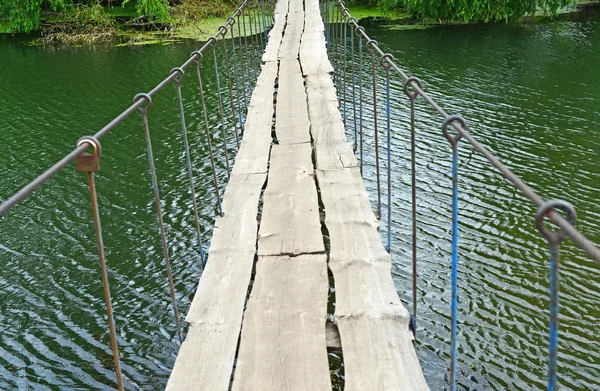 Hängende Fußgängerbrücke über den Fluss — Stockfoto