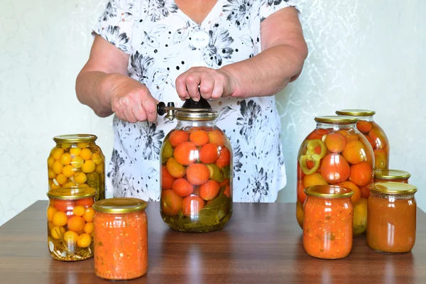 Hausfrau schließt die Banken hausgemachter Konserven — Stockfoto