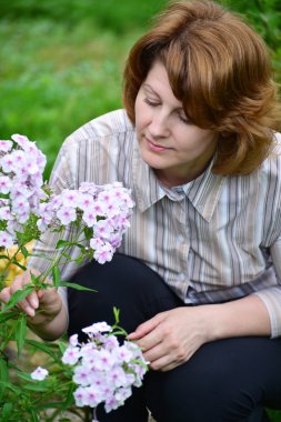  bitkiler bahçede arkasında güzel bir kadın görünüyor