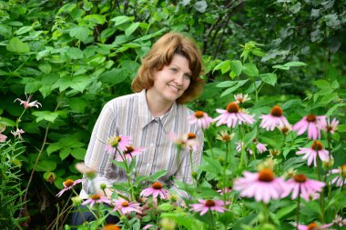  bitkiler bahçede arkasında güzel bir kadın görünüyor