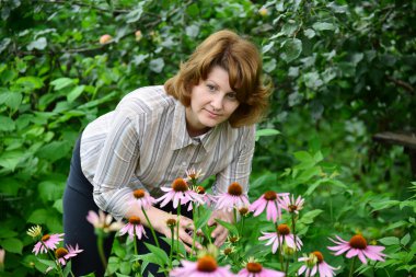  bitkiler bahçede arkasında güzel bir kadın görünüyor