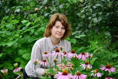  bitkiler bahçede arkasında güzel bir kadın görünüyor