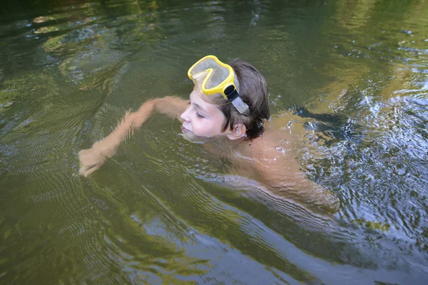 Boy teenager swims in  river in summer — Stock Photo, Image
