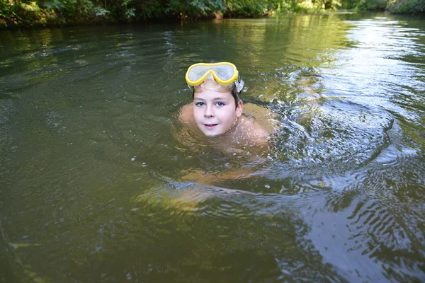 Ragazzo adolescente nuota nel fiume in estate — Foto Stock