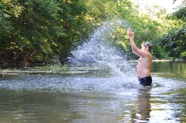 Ragazzo adolescente nuota nel fiume in estate — Foto Stock