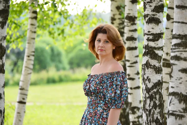 오픈 어깨 드레스에서 여자는 자작나무에 대 한 — 스톡 사진
