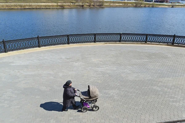 Krasnogorsk RUSSIA - 15.05.2015. The picturesque embankment on the Moscow River - place of mass walks in Moscow suburbs — Stock Photo, Image