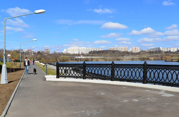 Krasnogorsk RUSSIA - 15.05.2015. Il pittoresco argine sul fiume Mosca - luogo di passeggiate di massa nei sobborghi di Mosca — Foto Stock