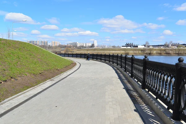 Krasnogorsk RUSIA - 15.05.2015. El pintoresco terraplén en el río Moscú - lugar de paseos masivos en los suburbios de Moscú — Foto de Stock