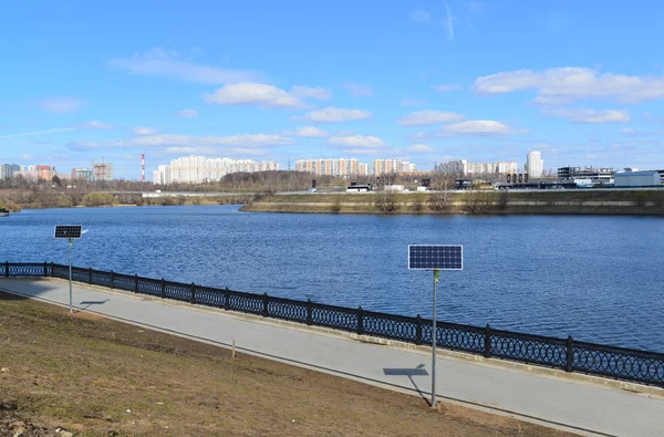 Krasnogorsk RUSSIE - 15.05.2015. Le pittoresque remblai sur la rivière Moscou - lieu de promenades de masse dans la banlieue de Moscou — Photo