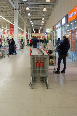 Moskova, Rusya - 13.07.2015. Zelenograd, Auchan süpermarkette alışveriş