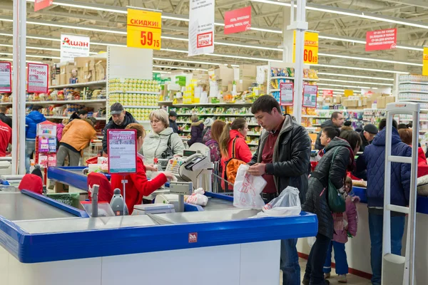 Moskwa, Rosja - 13.07.2015. Kupujących w supermarkecie Auchan w Zelenograd — Zdjęcie stockowe