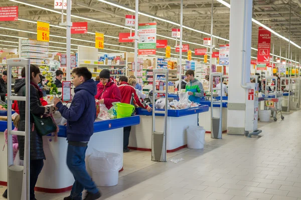 MOSCOW, RUSSIA - 13.07.2015. Shoppers in supermarket Auchan at Zelenograd — Stock Photo, Image