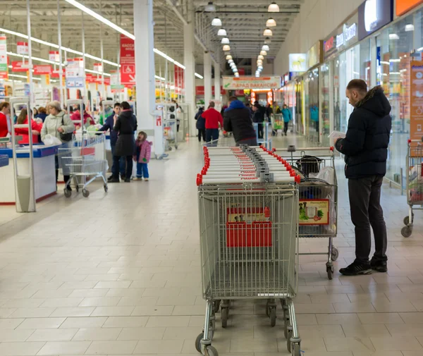 Moskwa, Rosja - 13.07.2015. Kupujących w supermarkecie Auchan w Zelenograd — Zdjęcie stockowe